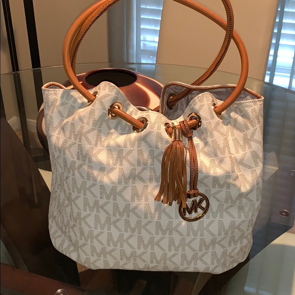 Signature print Michael KORS bag 🥰
